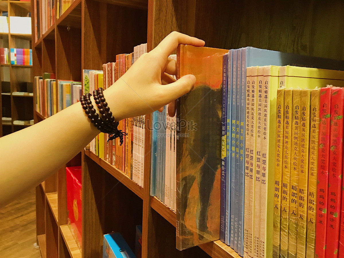 La Persona Que Est Recogiendo El Libro En La Librer A Foto Descarga