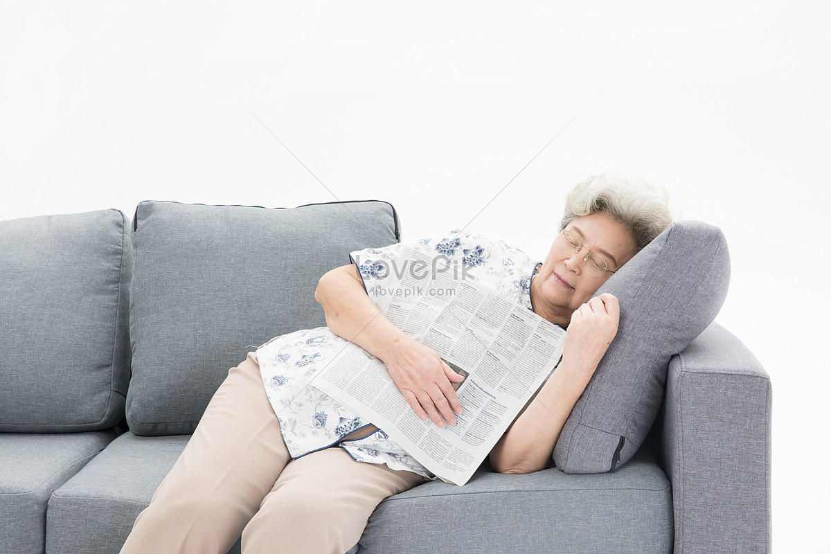Бабушка спит на стуле