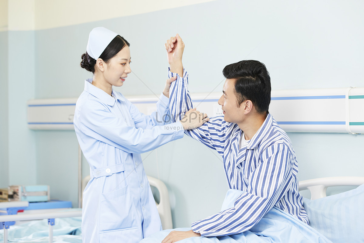 Медсестра помогает ВИП пациенту прийти в себя с помощью жаркого траха