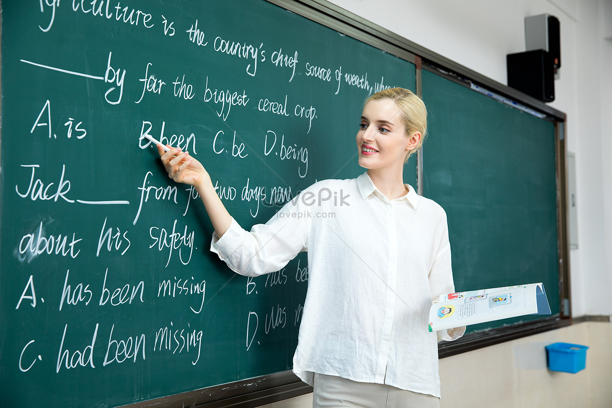 На полу преподавательница пишет диссертацию...