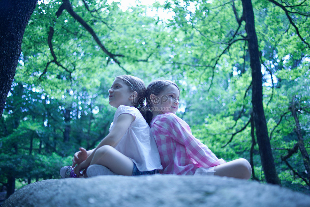 Две подруги голые курят сидя в лесу фото