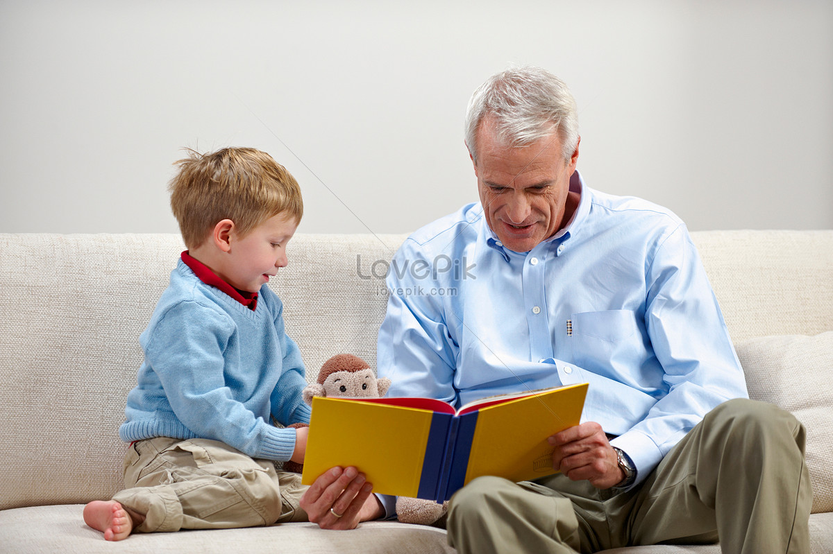 Дедушка с внуком читают книгу