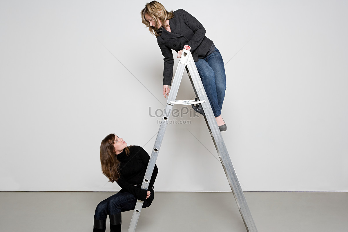 Красивые фото двух девушек на лестнице-стремянке
