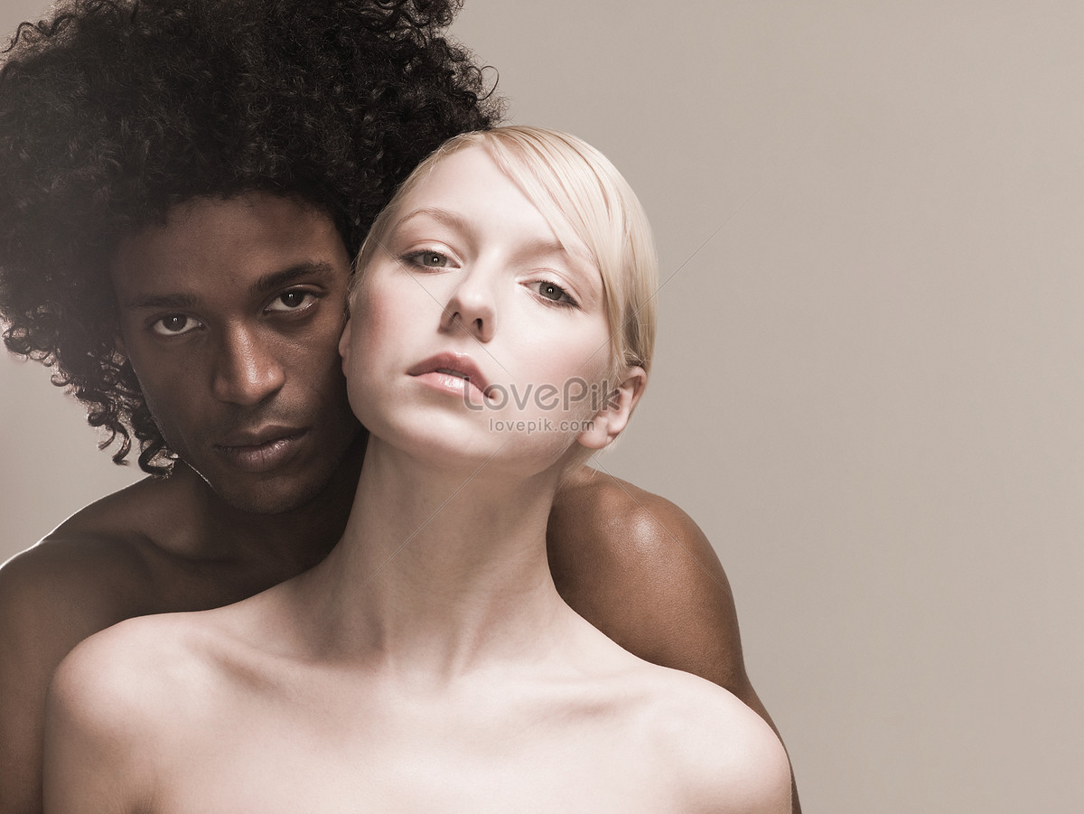 темнокожая богиня Кира ебется с белым человеком