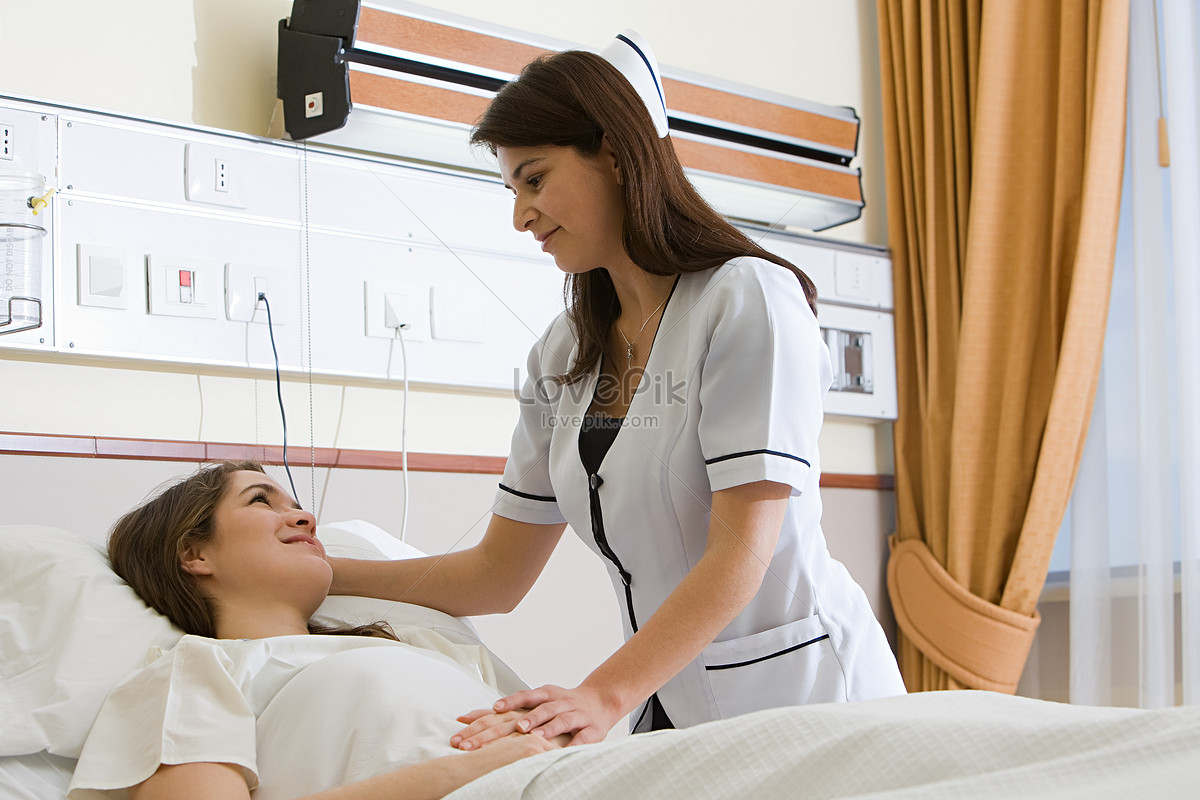 Медсестра лечит сексом не ходячего больного