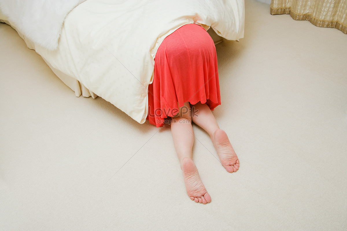 Девушка заглядывает под кровать