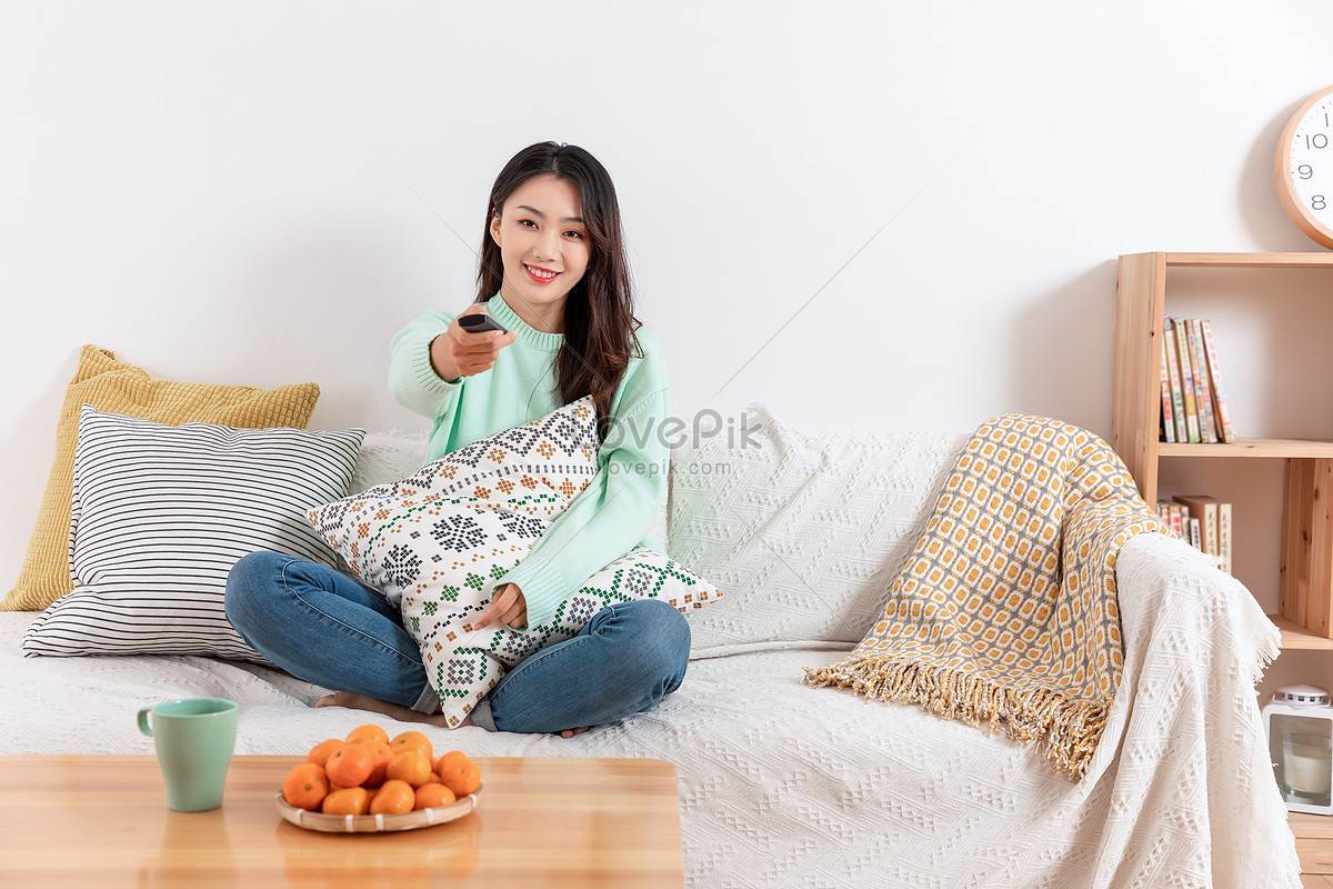 Hermosa Chica De Invierno Viendo La Televisión En El Sofá Solo Foto