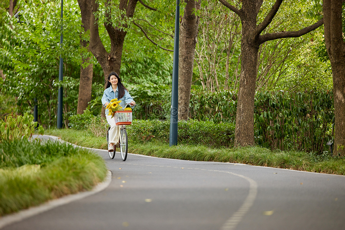 Mujeres J Venes En Bicicleta Al Aire Libre Foto Descarga Gratuita Hd