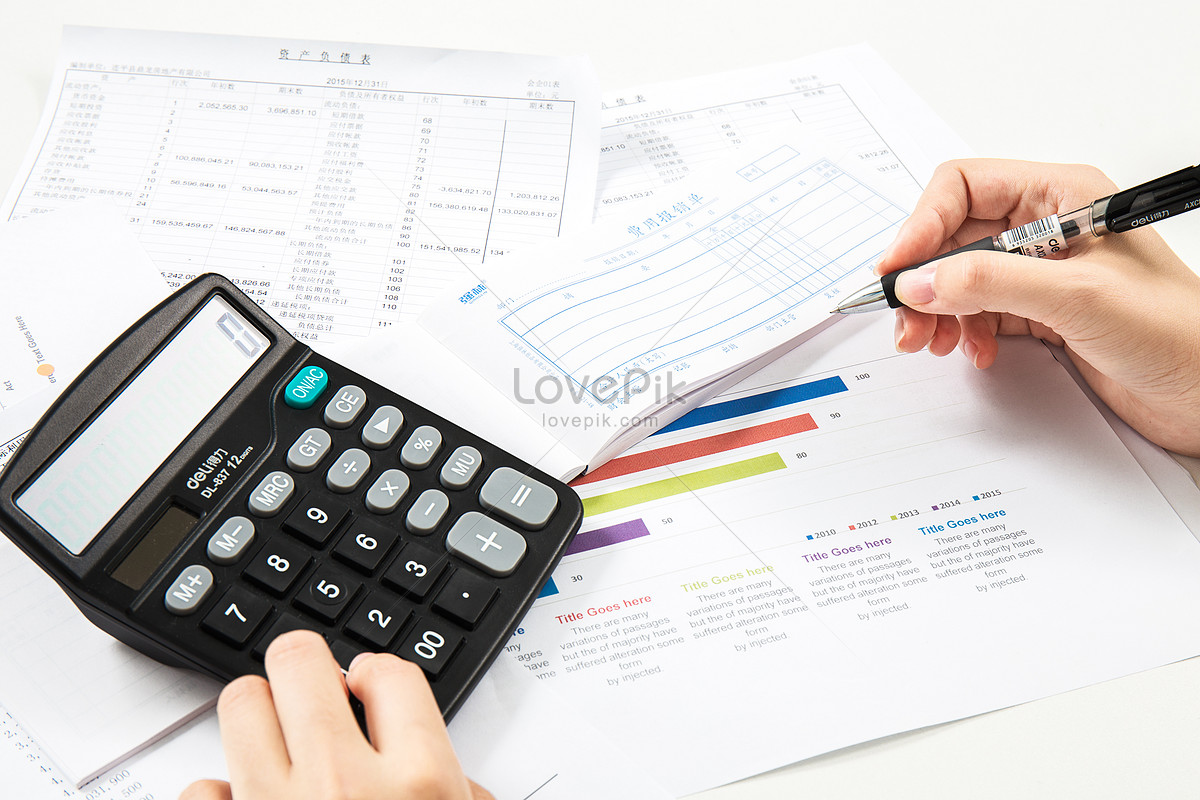 Accountants Use Computers To Calculate Accounts On The Table Picture And HD  Photos | Free Download On Lovepik