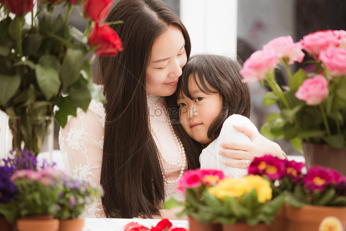 Картинка мама с цветами. Цветы маме и дочке