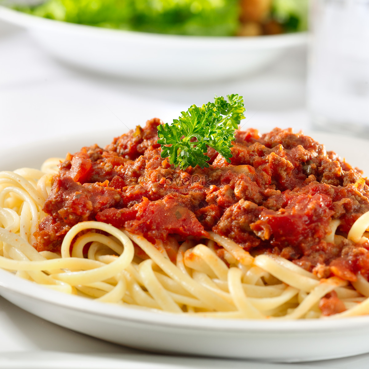 Спагетти болоньезе томатная паста. Спагетти с соусом Болонез. Болоньезе с фаршем. Томатная паста болоньезе. Спагетти в томатном соусе.