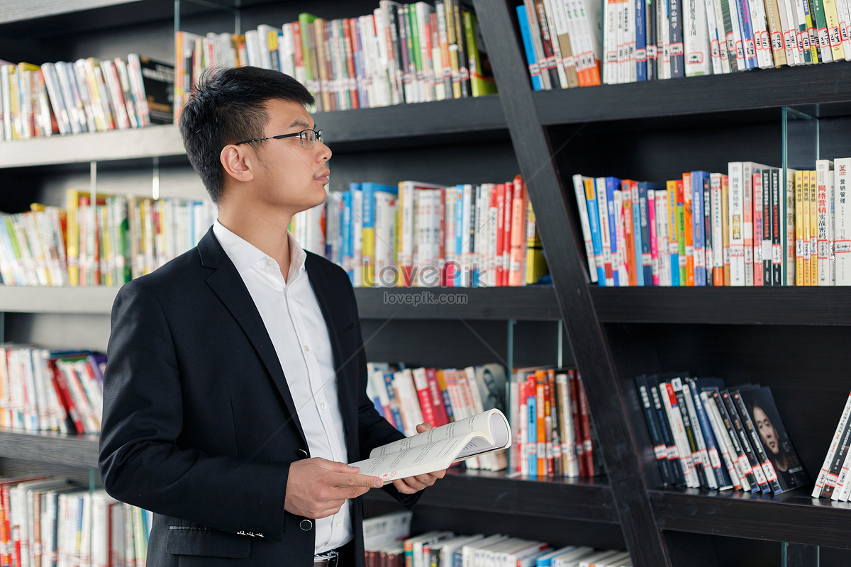 Перед книги. Парень у полки. Man in Front of Bookshelf.