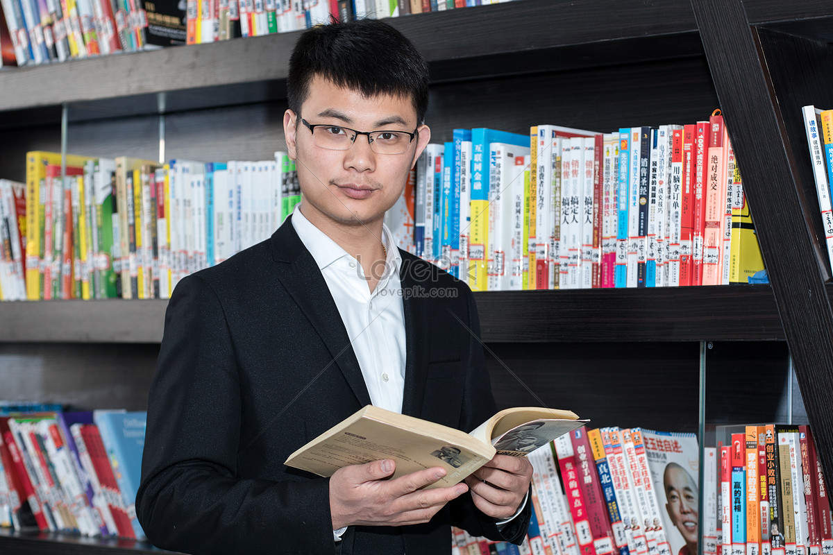 Перед книги. Бизнесмен смотрит в книгу. Man in Front of Bookshelf. Полкон человека. Бизнесмен смотрит в золотую книгу.