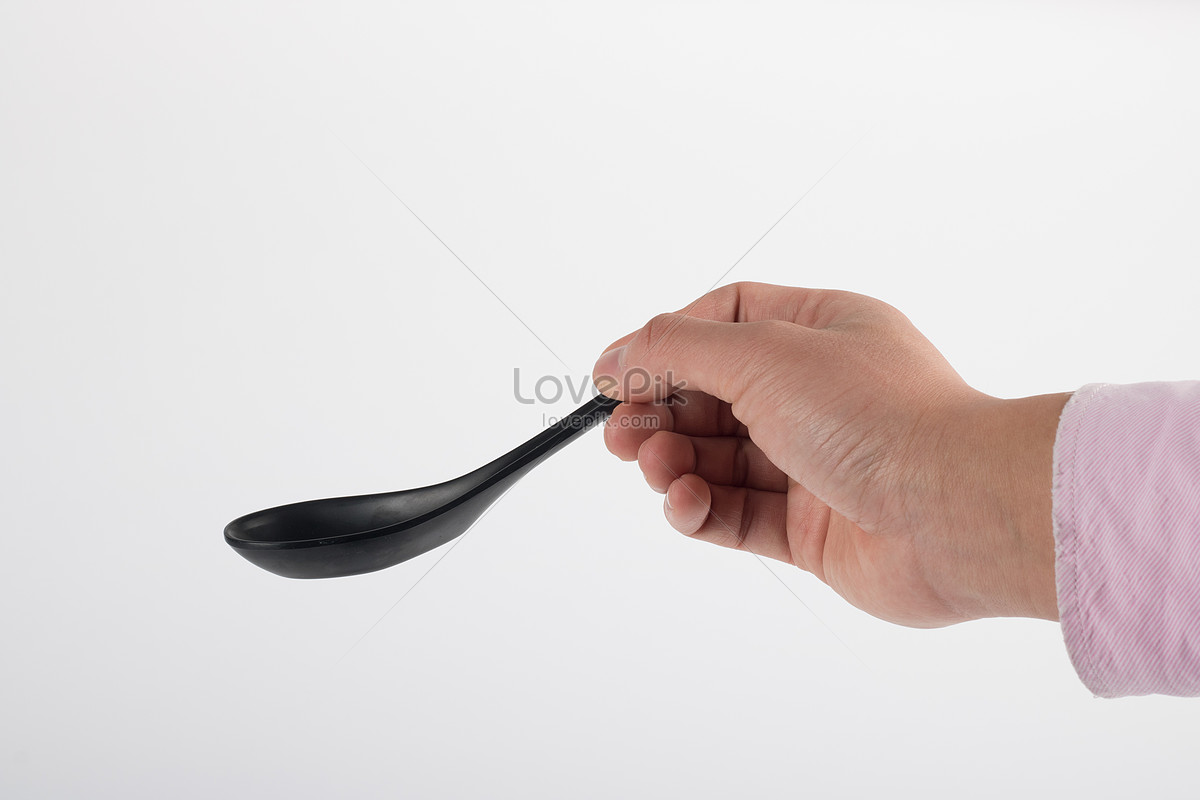 Как правильно держать столовую ложку в руке фото