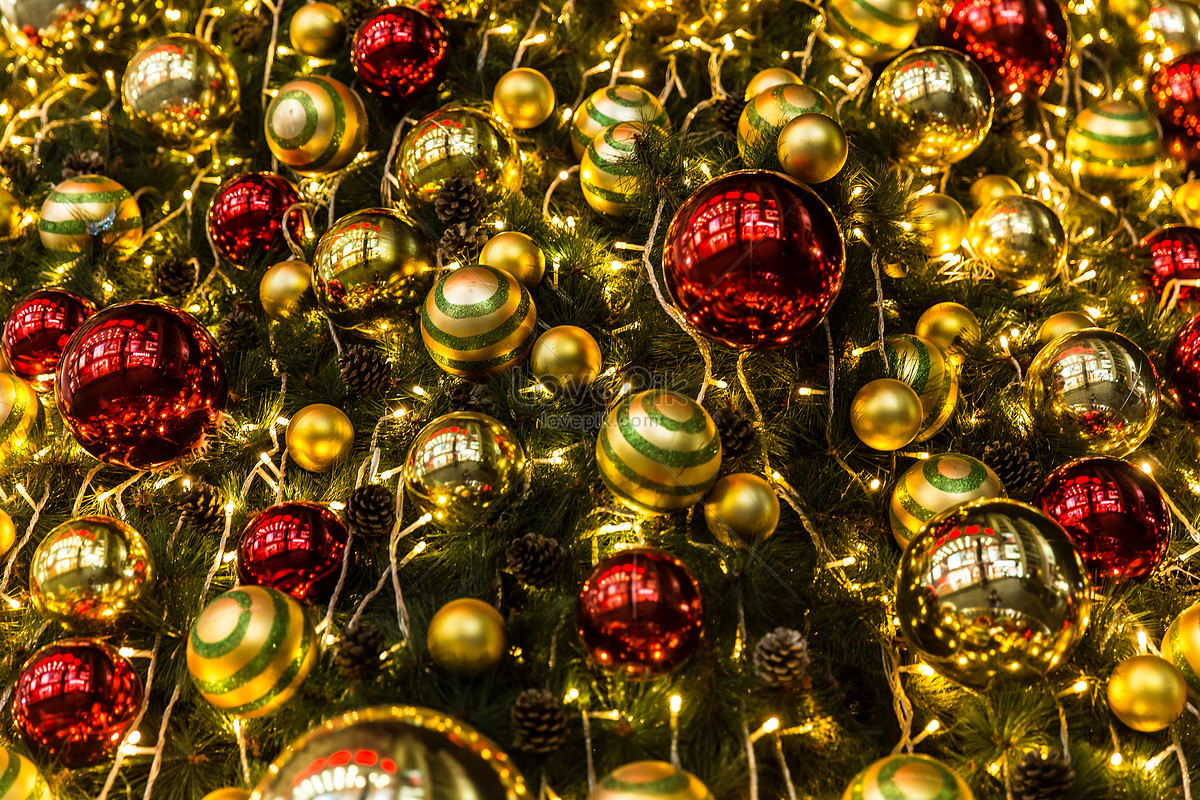 The Christmas Tree Of The Shopping Mall Is Decorated With Warm C ...