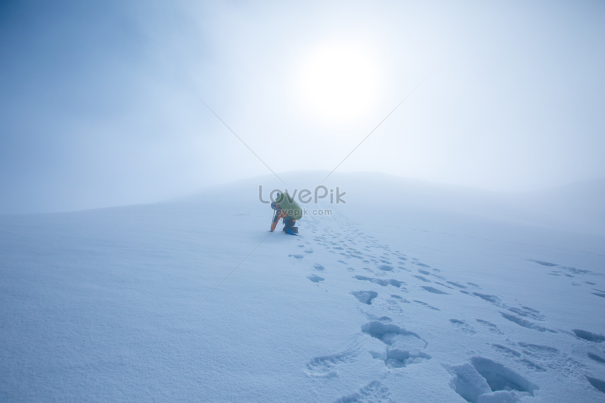 Caminando Por Encima De La Línea De Nieve Foto