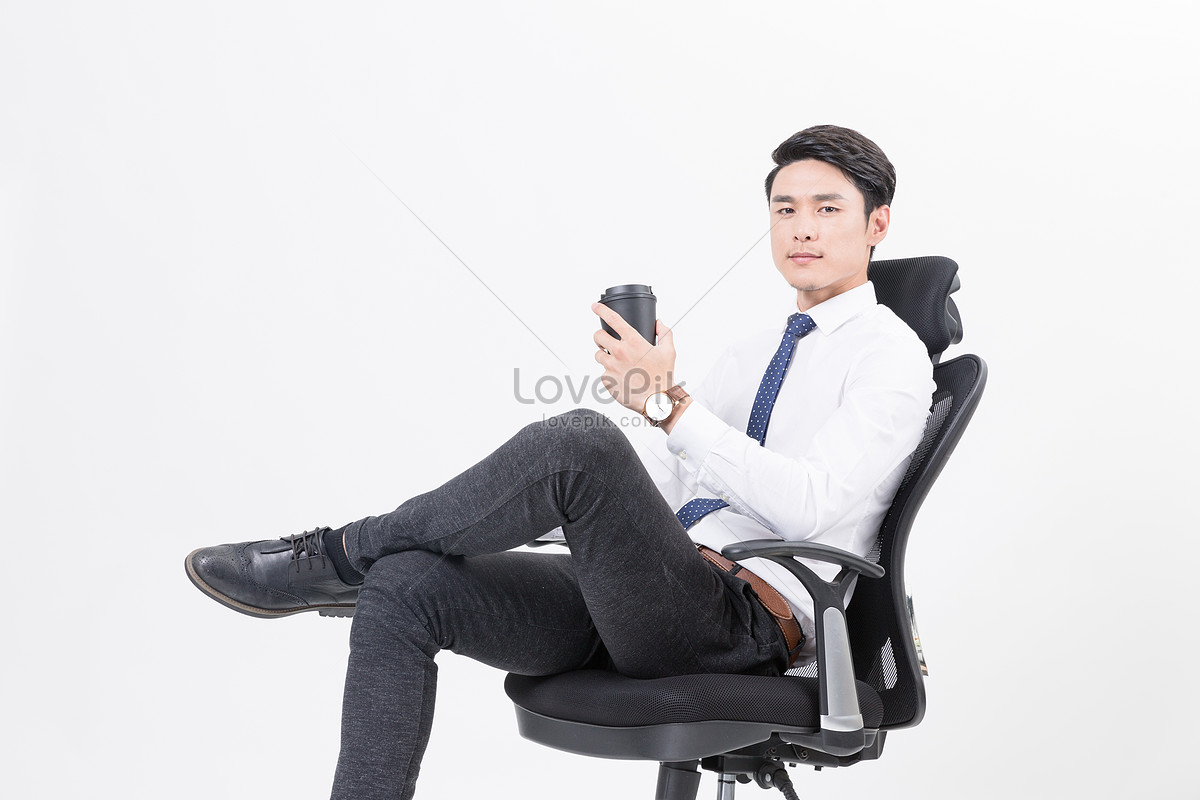 Человек сидит на кресле рисунок