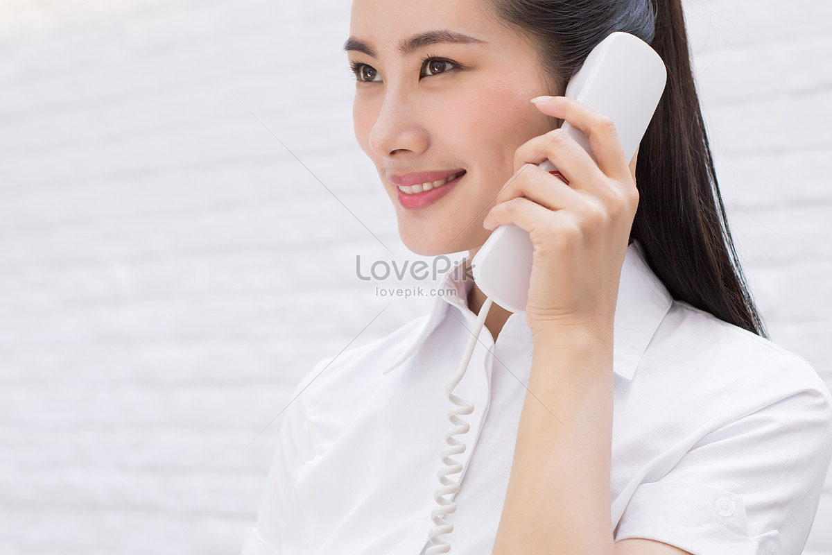 a-front-desk-clerk-who-is-answering-the-phone-picture-and-hd-photos