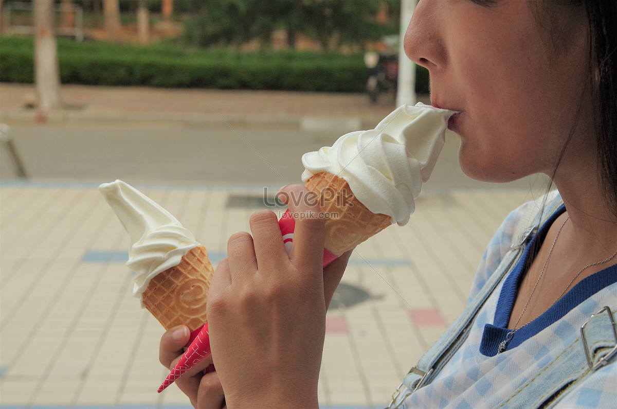 Есть мороженое ночью. Девушка с мороженым. Девочка ест мороженое. Человек ест мороженое референс. Красивая девушка с мороженым.