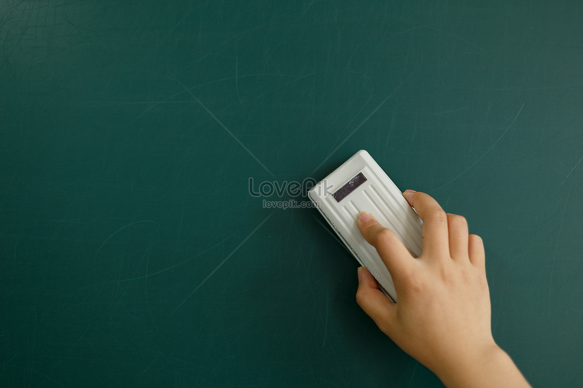 Стер с доски. Рука вытирает доску. Clean the Board на белом фоне. Clean the blackboard. Протирание доски по Лебегу.