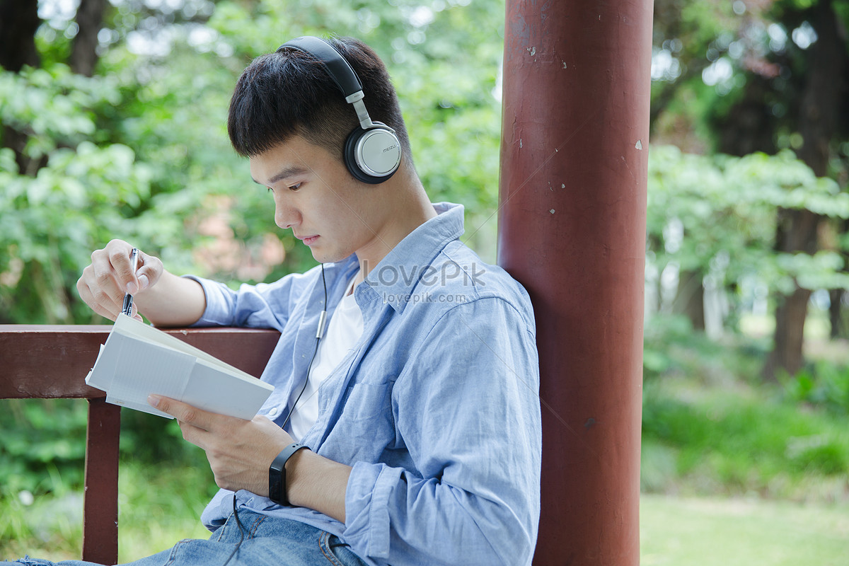 Подростки в беседке СЛУШАЮТ музыку. Человек в наушниках читает книгу. Listen to music read a book