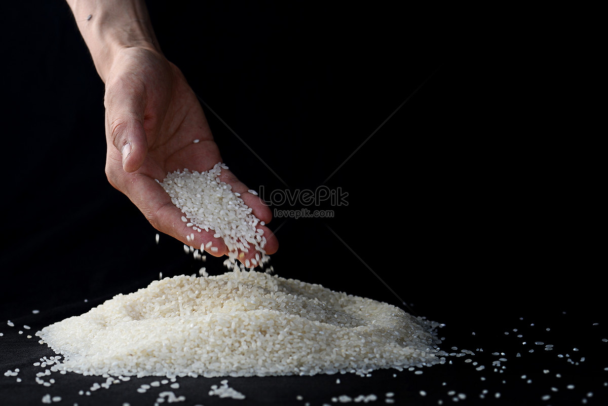 Рис держит воду. Рис сыпется. Девушка держит рис. Рис сыплется на дете. Держи рис.