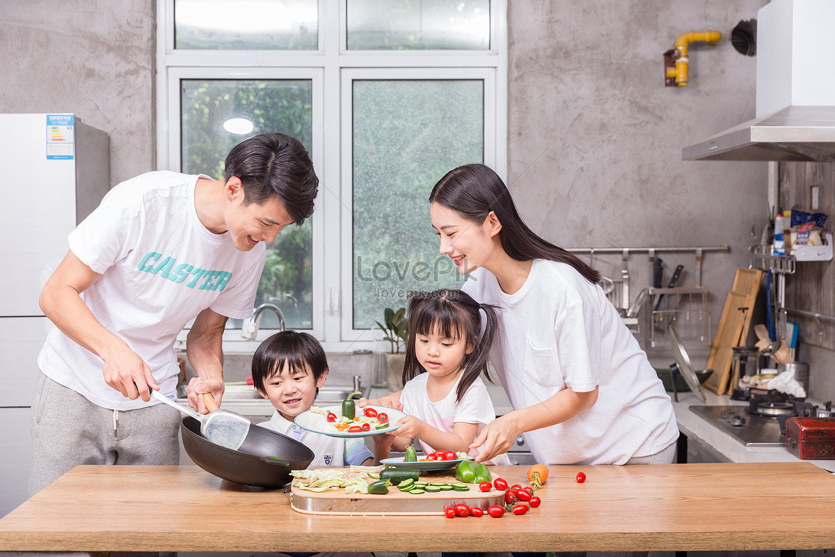 Семья готовит еду. Японская мать на кухне. Японская мать на кухне с сыном. Китайская мама на кухне картинка.