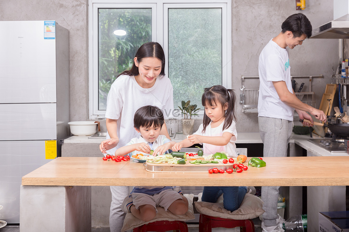 Японская мать на кухне. Готовка комнаты к младшему. Родители помогают ребенку картинка с готовкой. Сын с мамой на кухне азиаты.