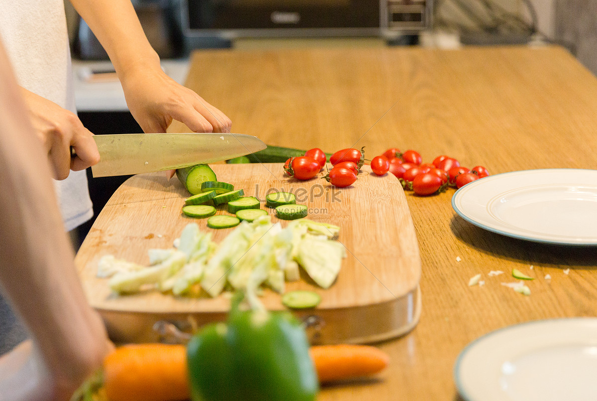 Китчен ап. Нарезанные овощи на кухне. Мама режет на разделочной доске. Необычная "доска чтобы резать овощи на коленях". Семья разделочная доска готовят фото.