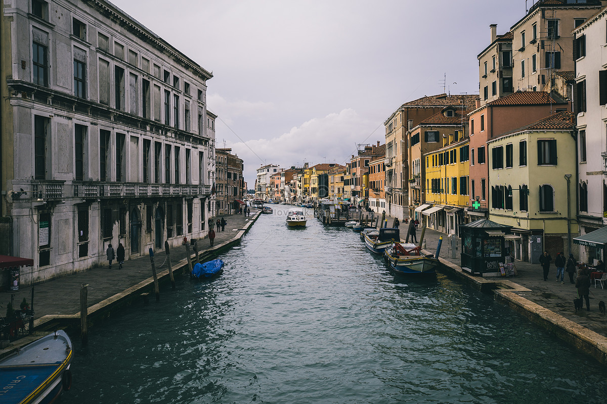 Ảnh phong cảnh châu Âu Venice đẩy lùi sự bức bối và căng thẳng trong cuộc sống hằng ngày. Với tiếng động nhẹ của sóng và ánh nắng đẹp, bạn sẽ tìm thấy sự yên bình trong tâm hồn với những bức ảnh của Venice.