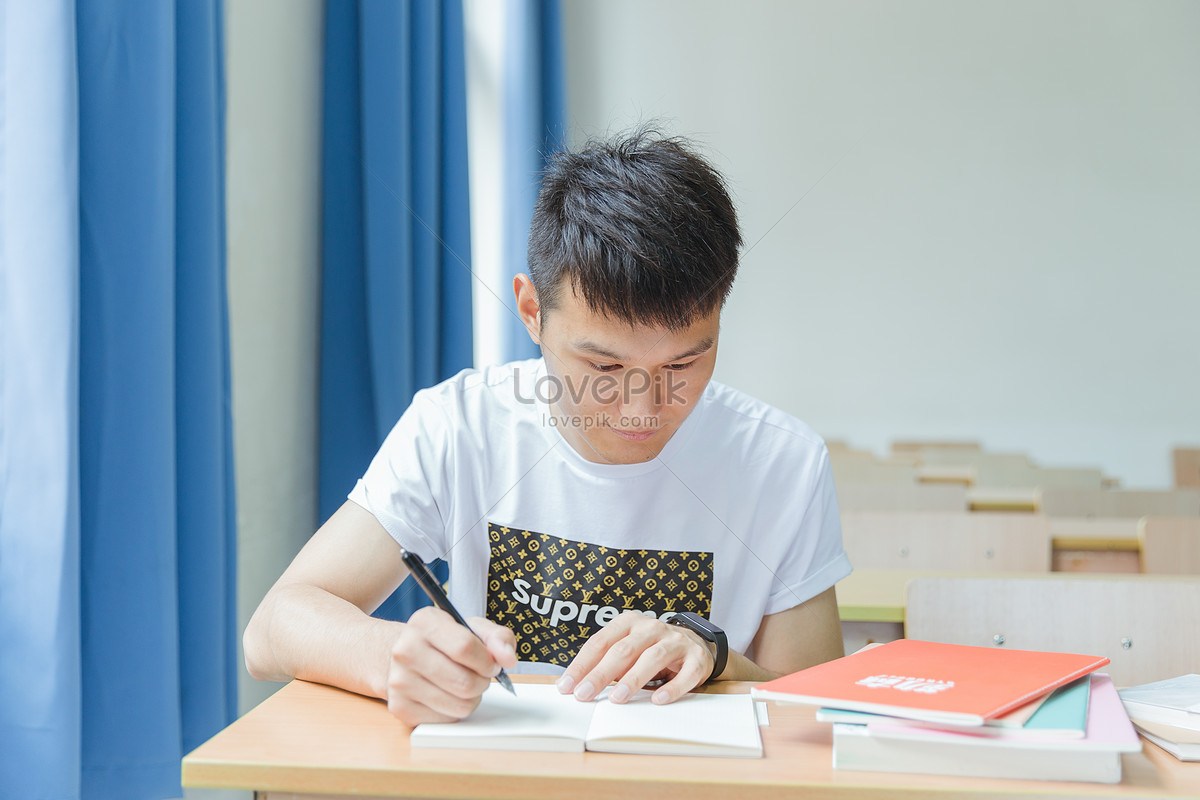 Тихий юноша. Quiet boy in class.