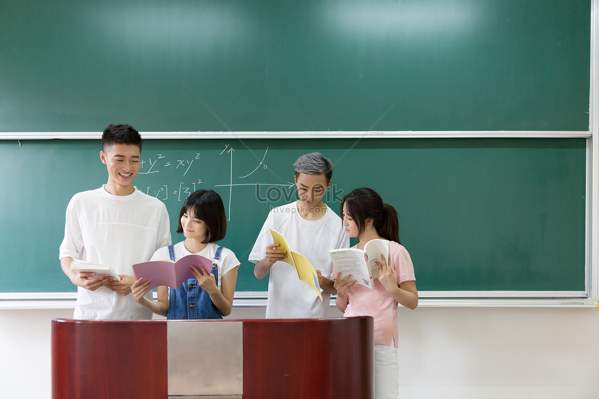 Одноклассники доска. Standing in Front of the blackboard. Доска Одноклассники.