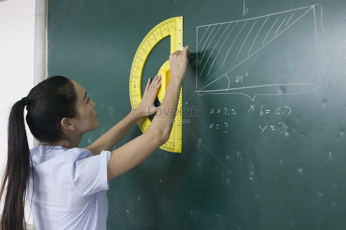 Креативный урок математики. Раскраска учительница пишет на доске. Tablo teacher pic. Math background for children POWERPOINT.