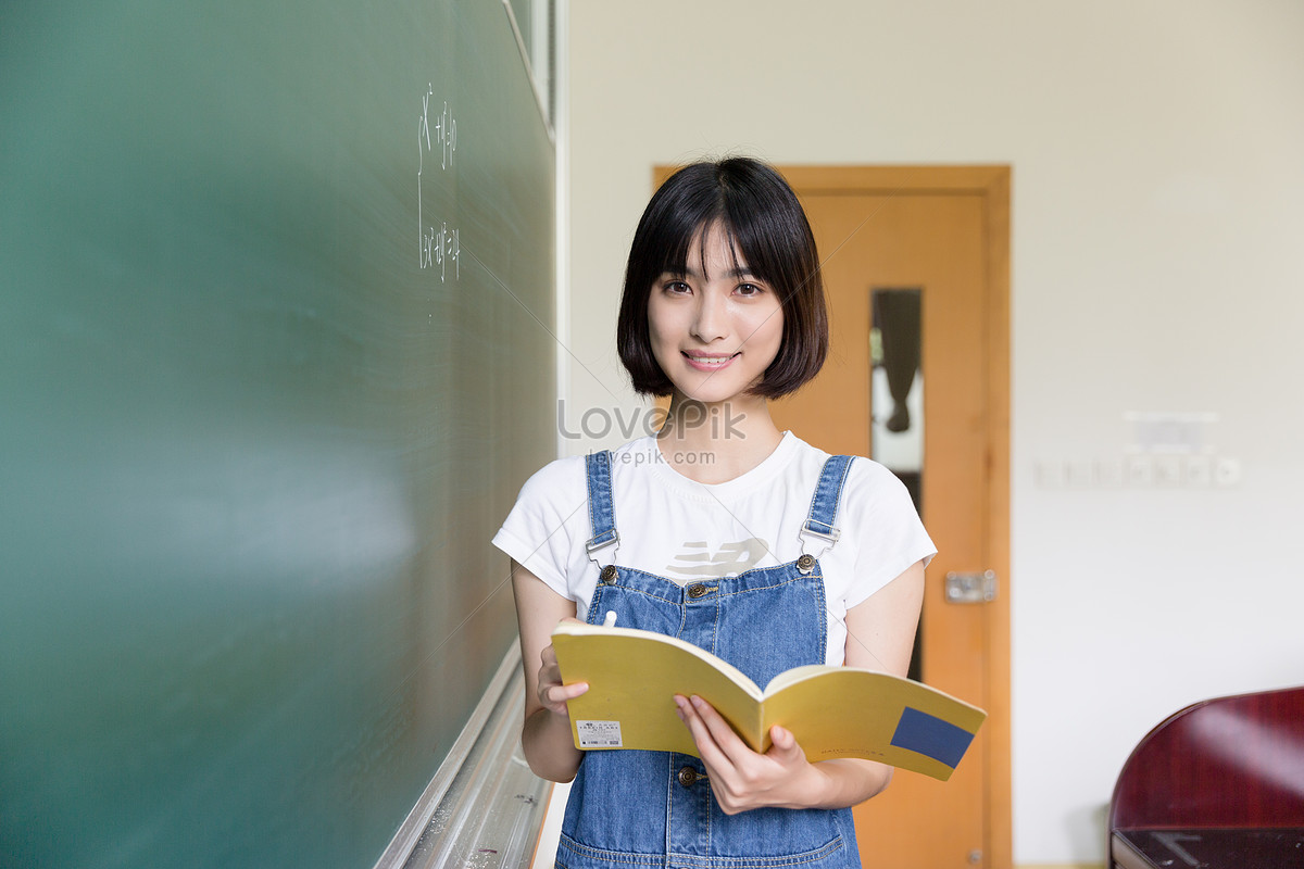 Photo de Fille Qui écrit Un Livre Dans Le Tableau De La Classe, jeune fille,  fille, femme Photo images free download - Lovepik | 500557458