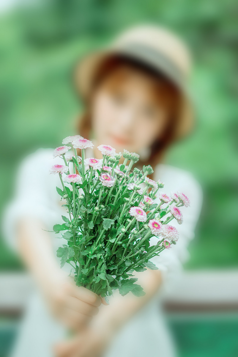 Девушка с цветами в руках - красивые фото