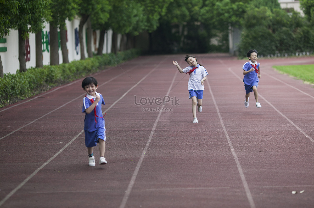 School boy run way. Девушка бежит по полю.