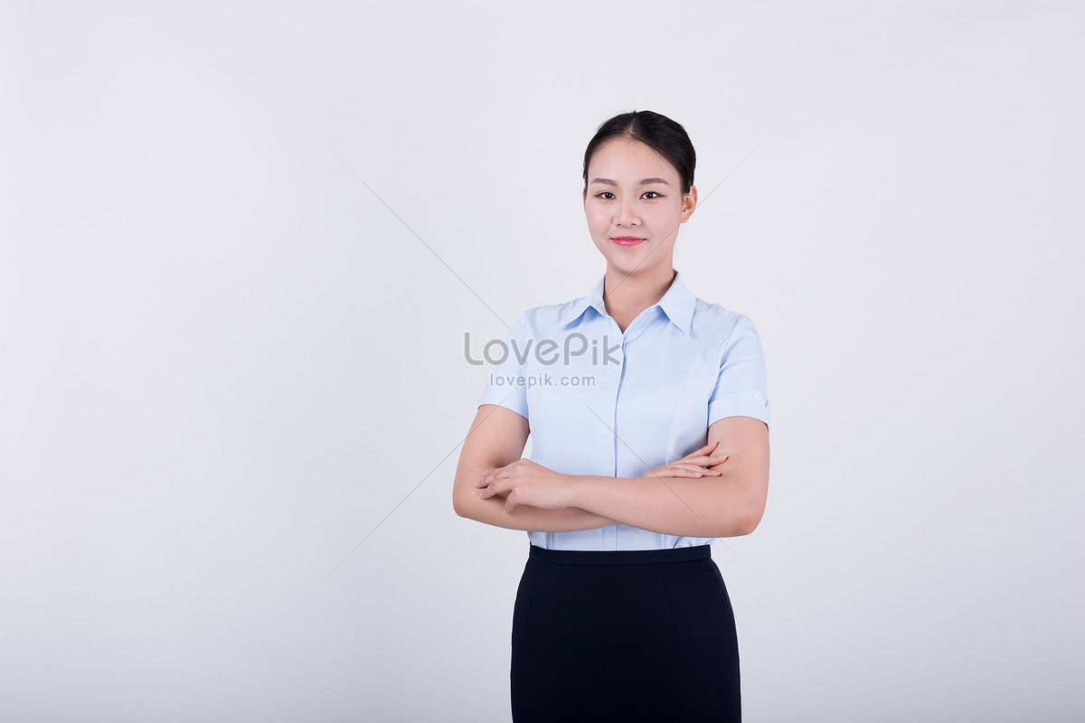 一个中国年轻职业女性自信地双手交差抱在胸前站在白背景前_站酷海洛_正版图片_视频_字体_音乐素材交易平台_站酷旗下品牌