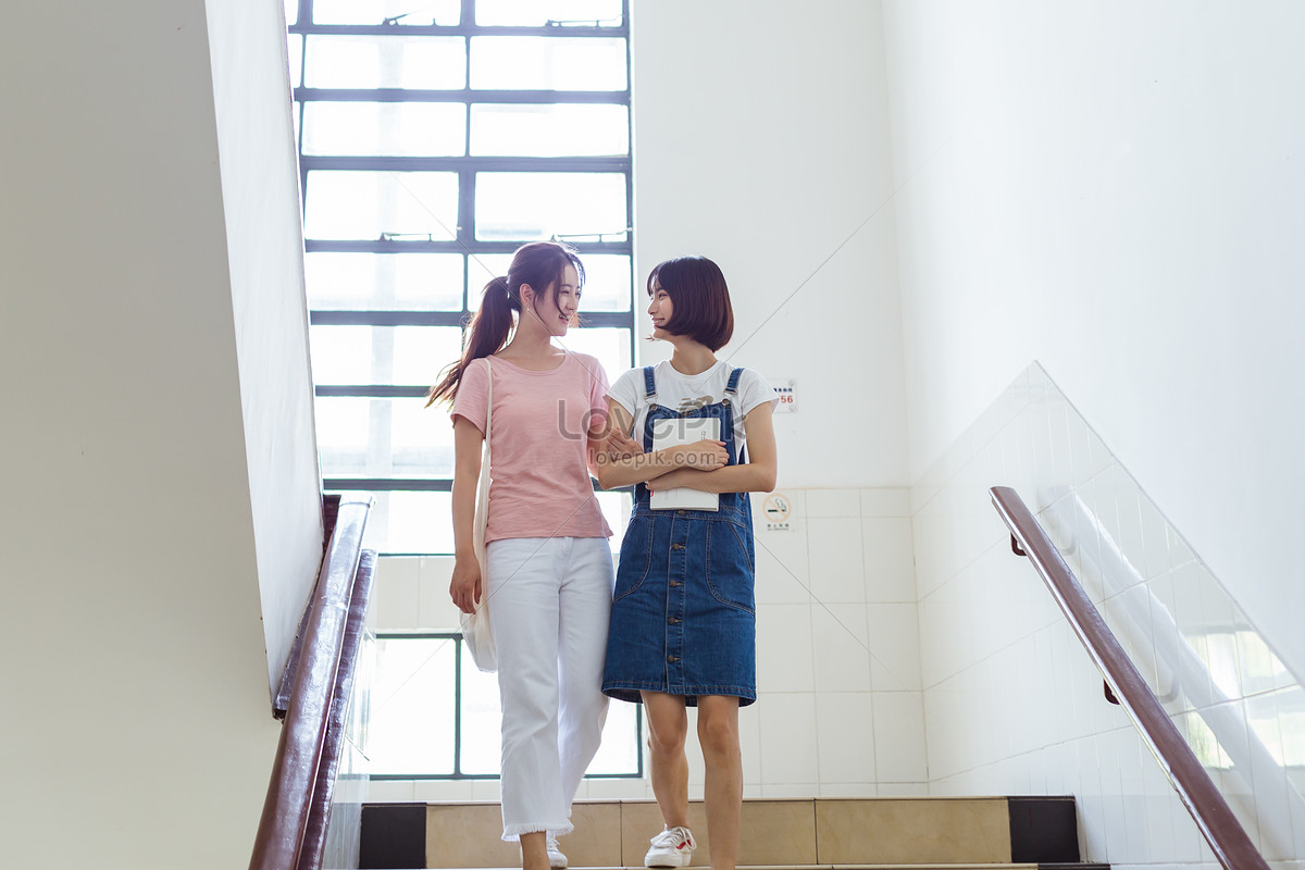 They they are going to the university. Кампус подруга Лауры.