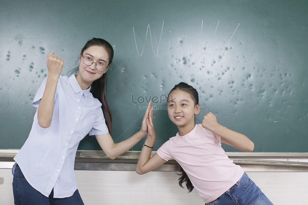 A size classmate одноклассница. Classmates teacher. Teacher thinking.