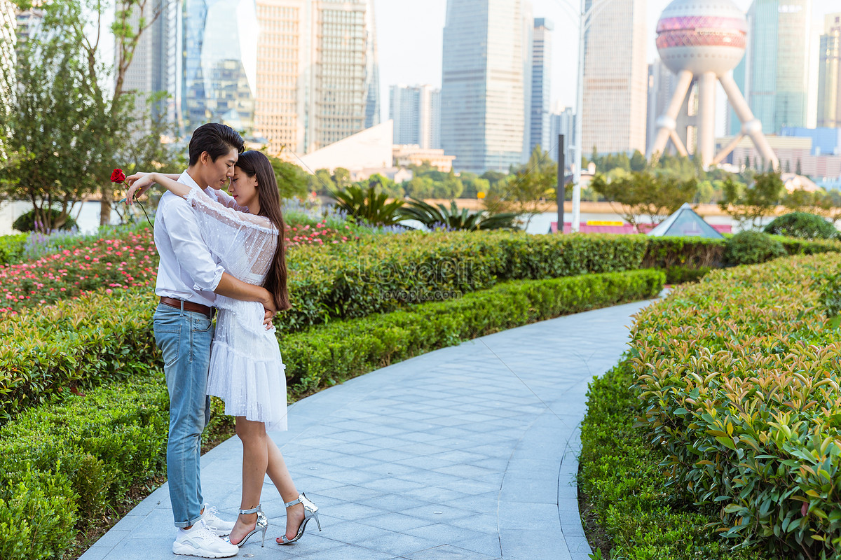 Park date. Корейские парочки в парке аттракционов. Красивые пары в Шанхае. Парочки на день Святого Валентина в Корее. Парк аттракционов для парочек в Корее.