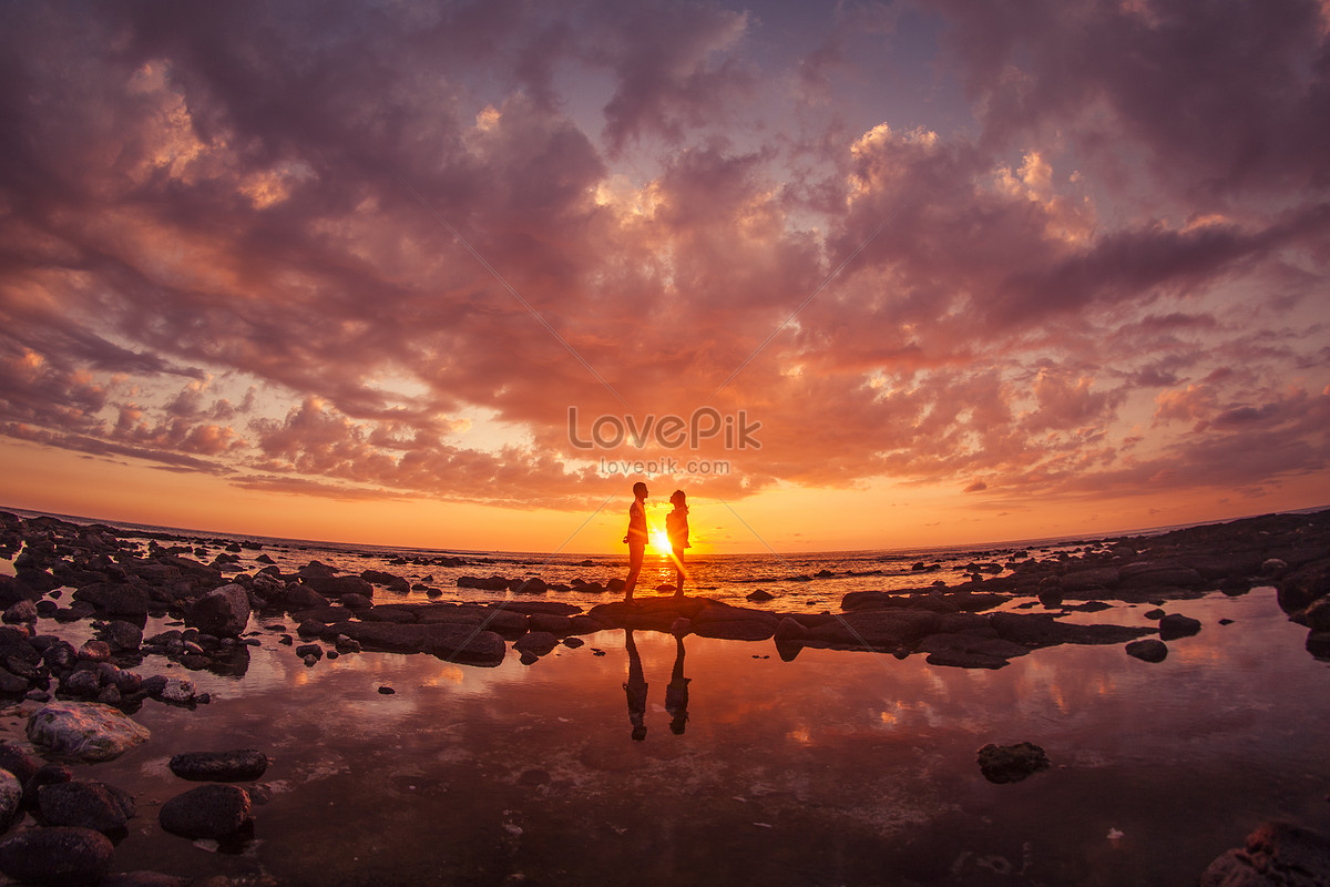 Lovers in the journey are romantic in the setting sun stock pictures.  & images