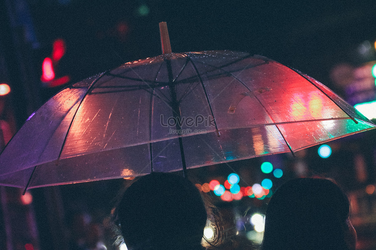 雨の夜に傘をさす人 写真素材フリー 傘 雨の日 光 画像無料ダウンロード Lovepik