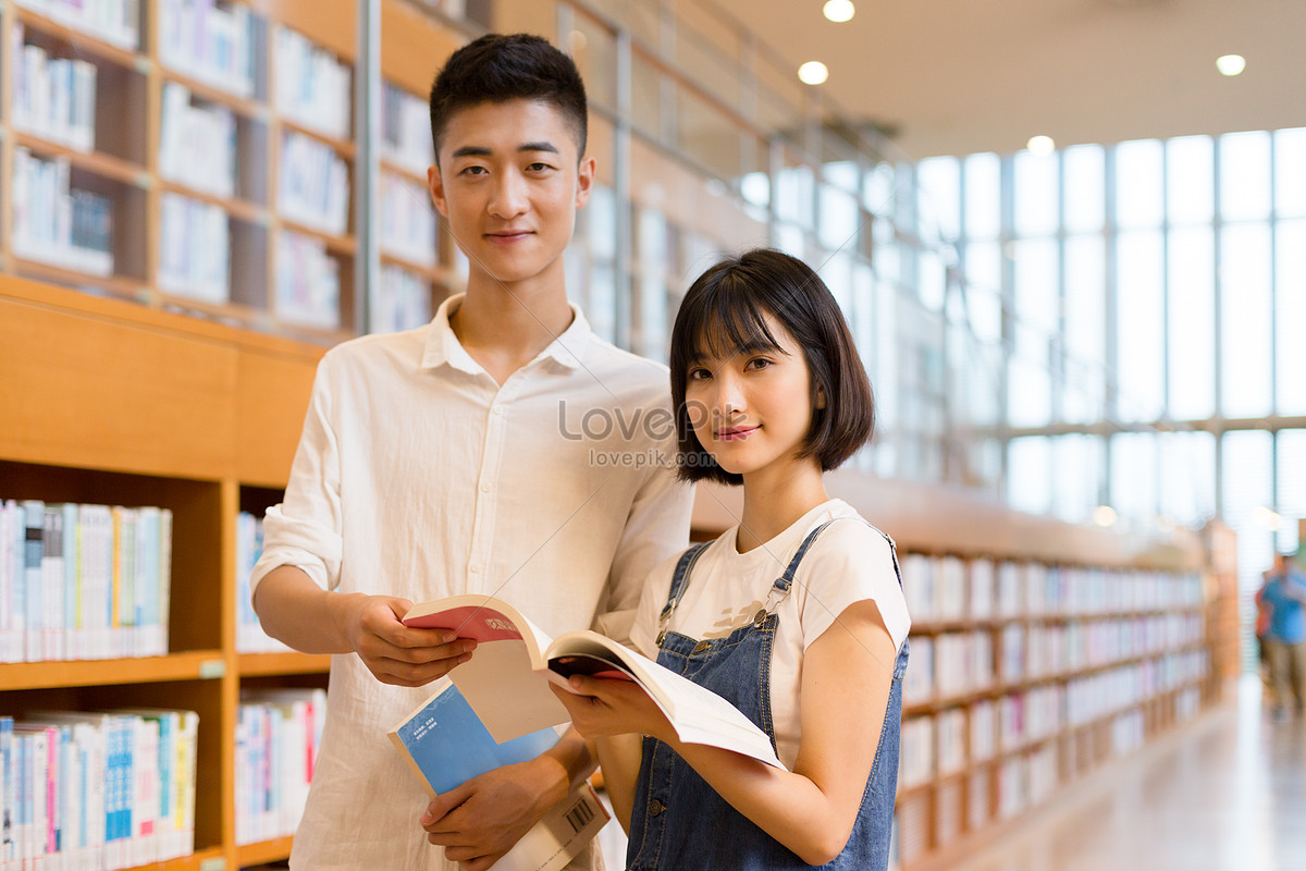 Два человека в библиотеке. Студент читает книгу в библиотеке. Общение в библиотеке. Описание картинки в библиотеке юноша и девушка. Ее студент читать