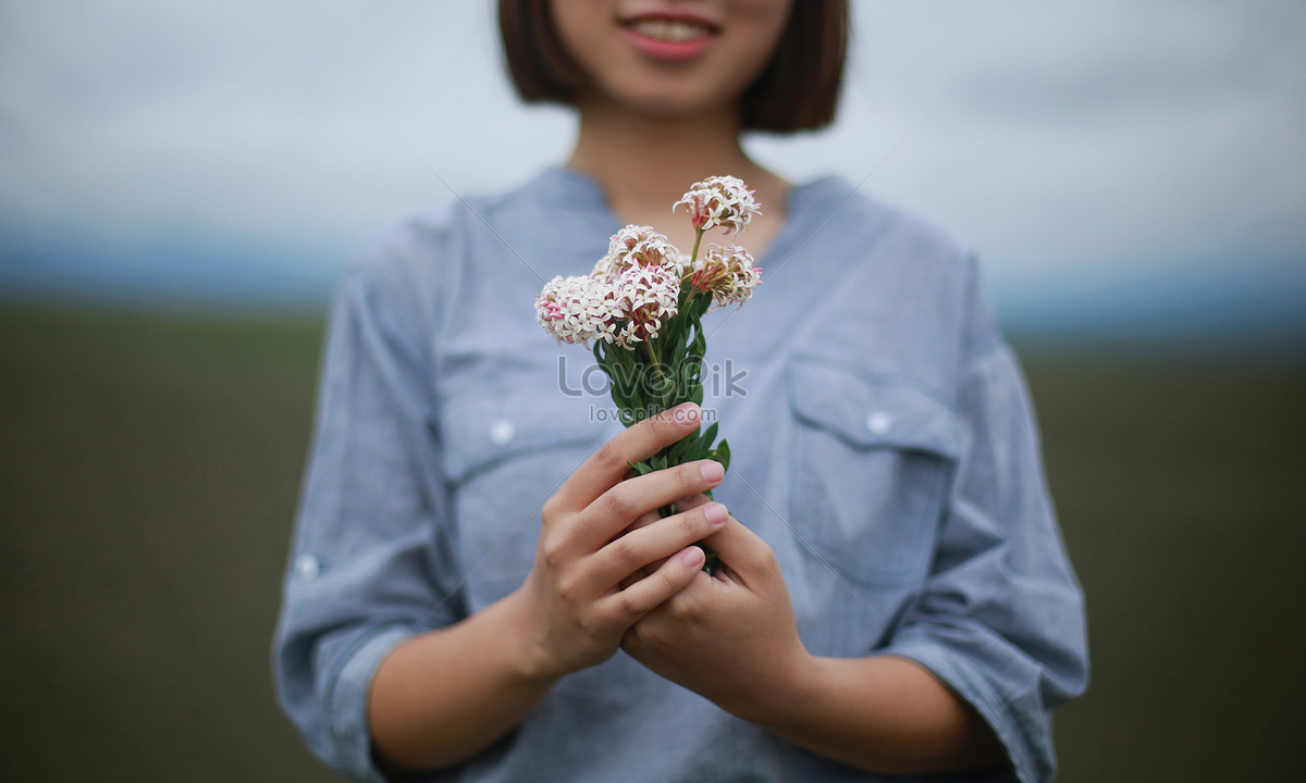 Девушка держит цветы в руках фото