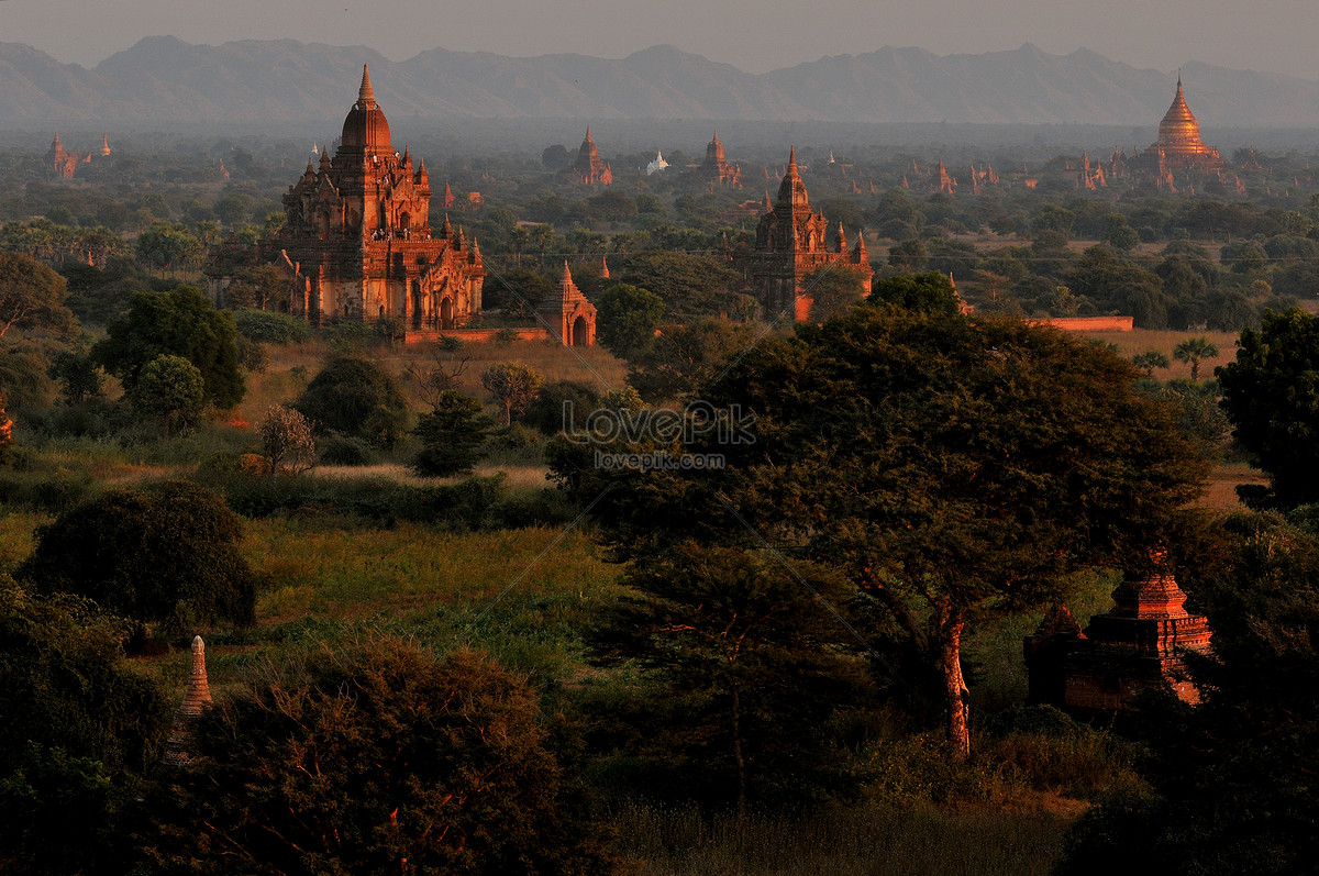 Stupa Sa Kapatagan Ng Bagan Sa Paglubog Ng Araw Larawan Numero Ng