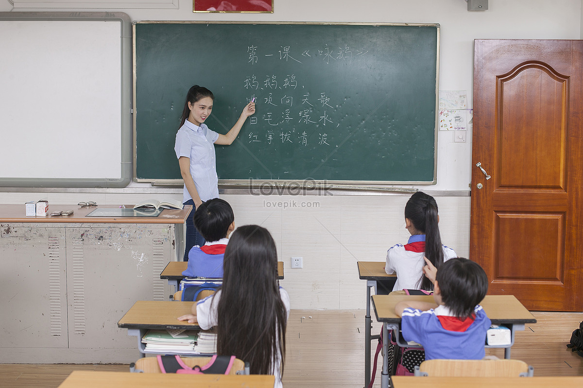 The Teacher Is Taking Chinese Class To The Students In Class Picture ...