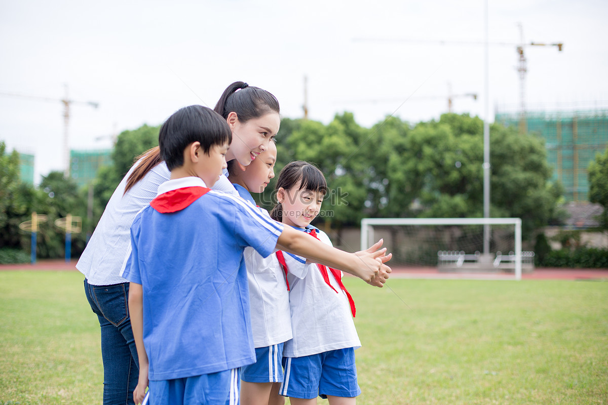 The Teacher Took The Students To Play The Game On The Lawn Picture And HD  Photos | Free Download On Lovepik