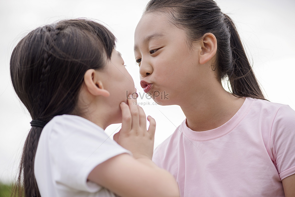 120000+ Duas Meninas Se Beijando Imágenes Download_ Foto  Galeria_pt.lovepik.com