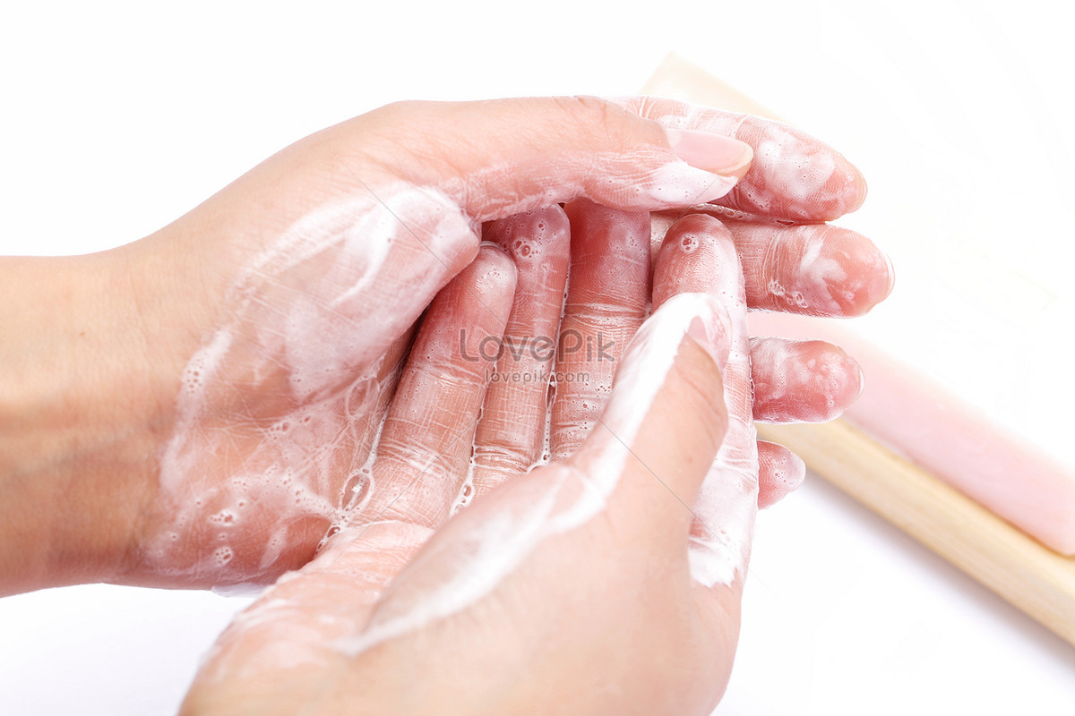 Мытье рук на белом фоне