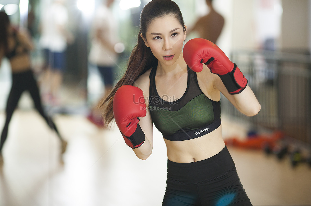 Playing boxing. Девушка в спортзале борьба бокс в казашка. Девушка в спортзале борьба бокс Индия. Девушка в спортзале борьба бокс в казашка Казахстан Азия. Девушка в спортзале борьба бокс в казашка Казахстан.